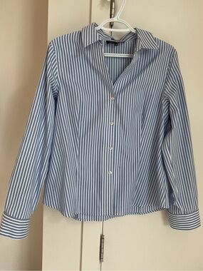 ***Jones New York ** NON IRON Blue and White Fitted Striped  Button down Shirt